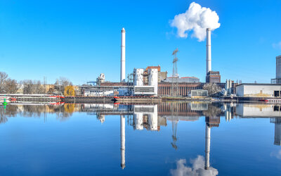 Kraftwerk an einem Fluss, das Abgase ausstößt