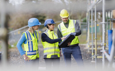 Fachleute besprechen sich auf einer Baustelle