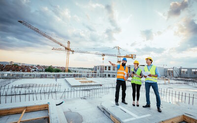 Fachleute auf einer Baustelle beraten sich