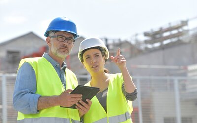 Beratung auf einer Baustelle